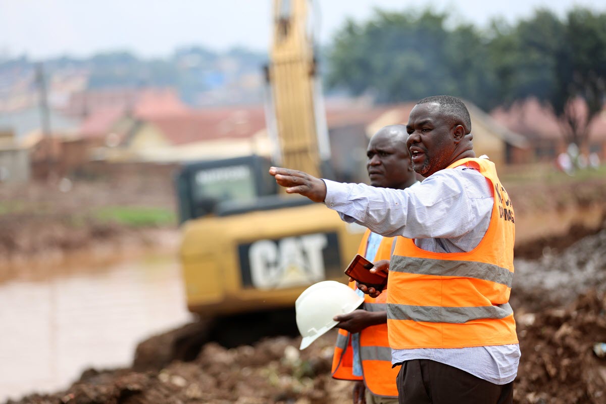 #KCCAatWork carrying out maintenance works on Lubigi and Nakamilo Channels